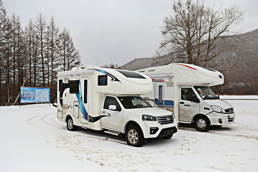 雪地里的房車